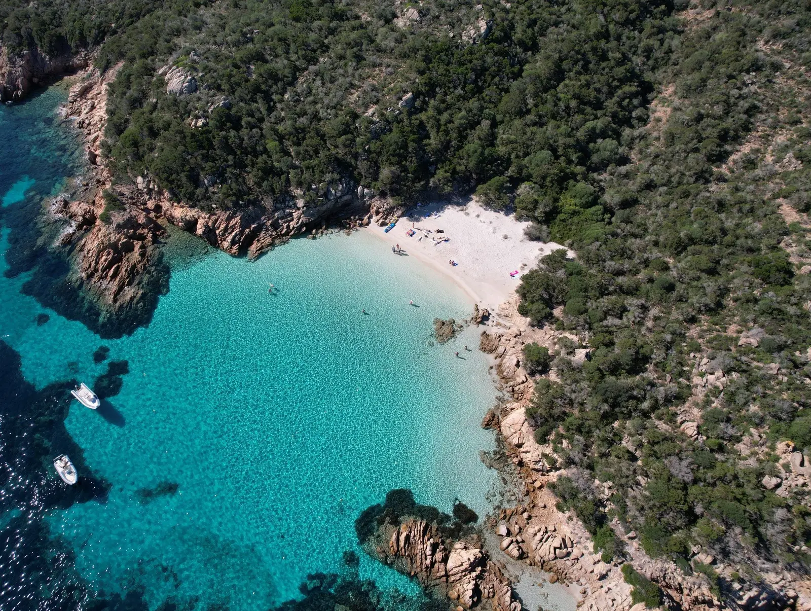Cala Connari, acque smeraldo e rocce di granito nell'arcipelago di La Maddalena