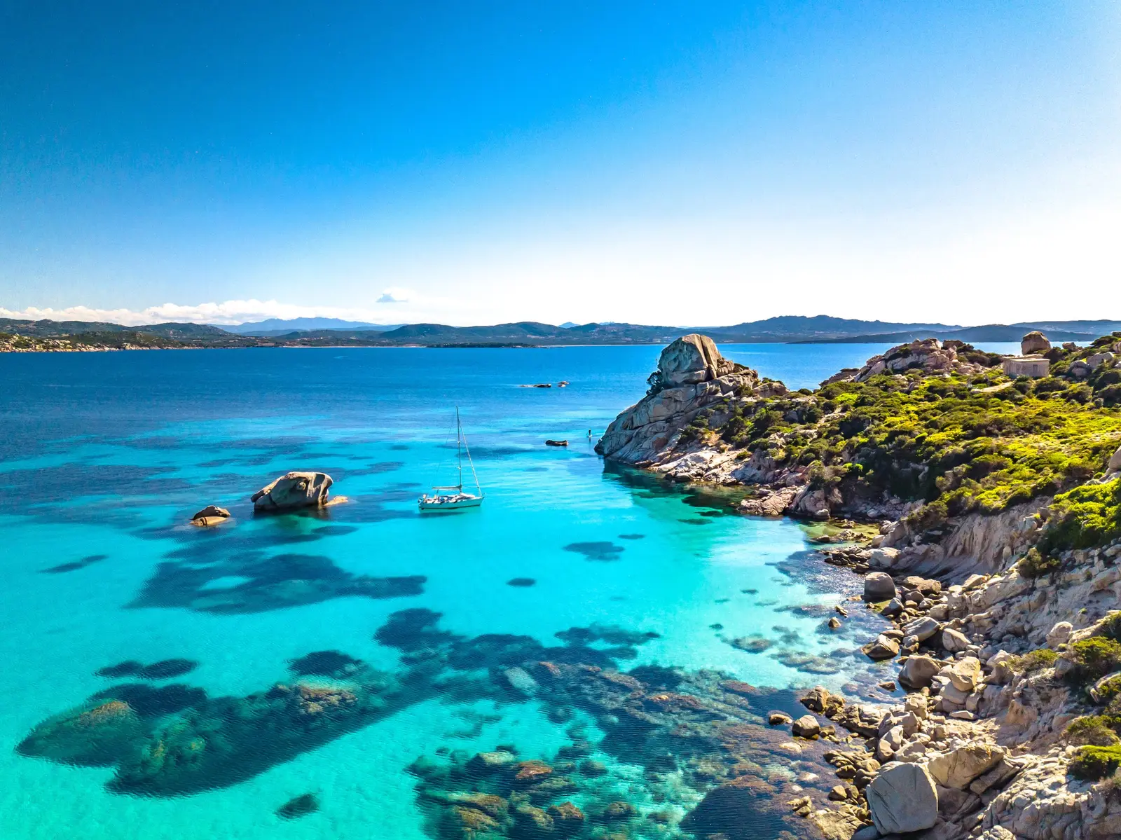 Cala Corsara sull'isola di Spargi, sabbia bianca e acqua turchese