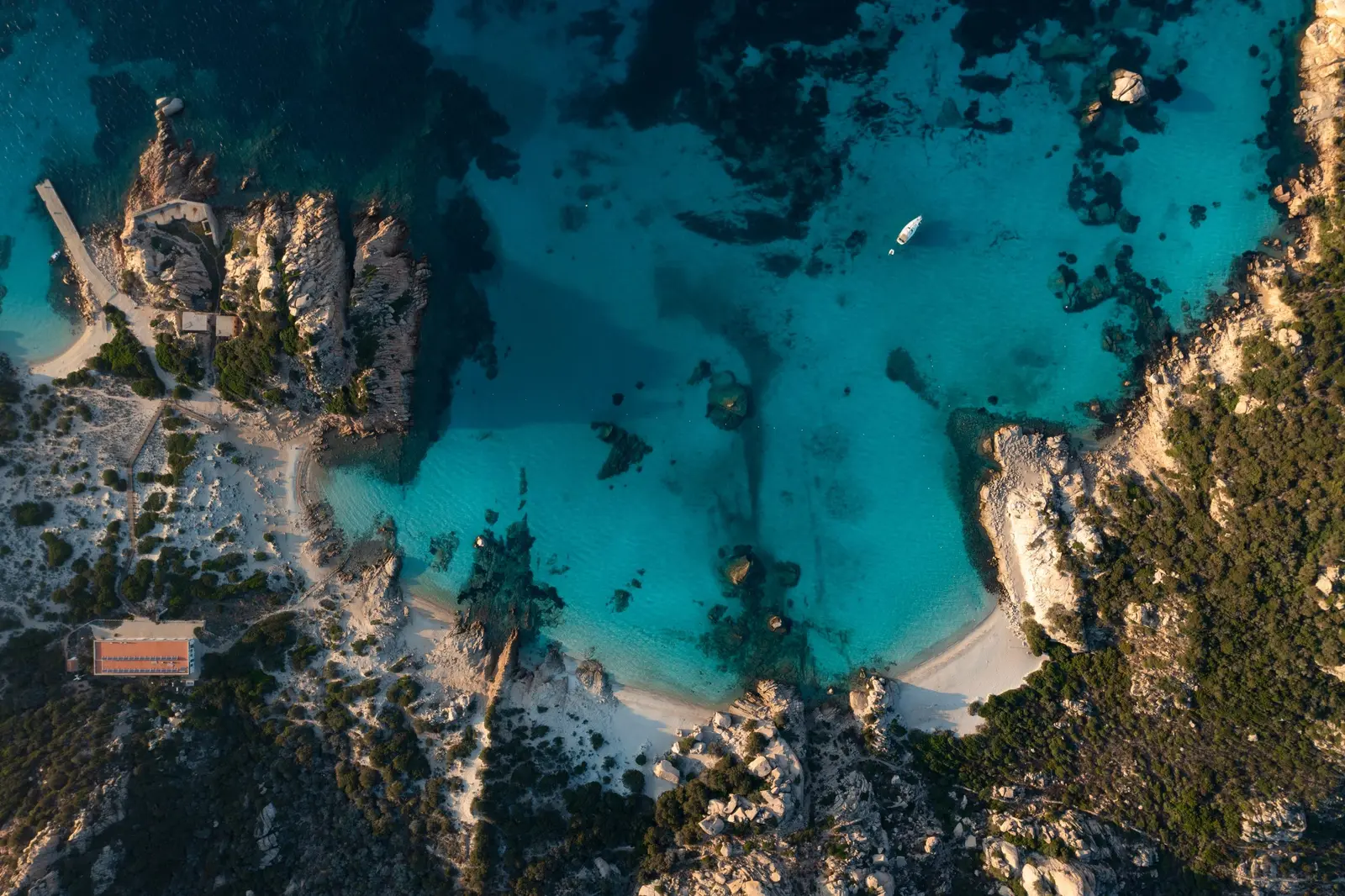Cala Granara sull'isola di Spargi, acque cristalline e vegetazione rigogliosa