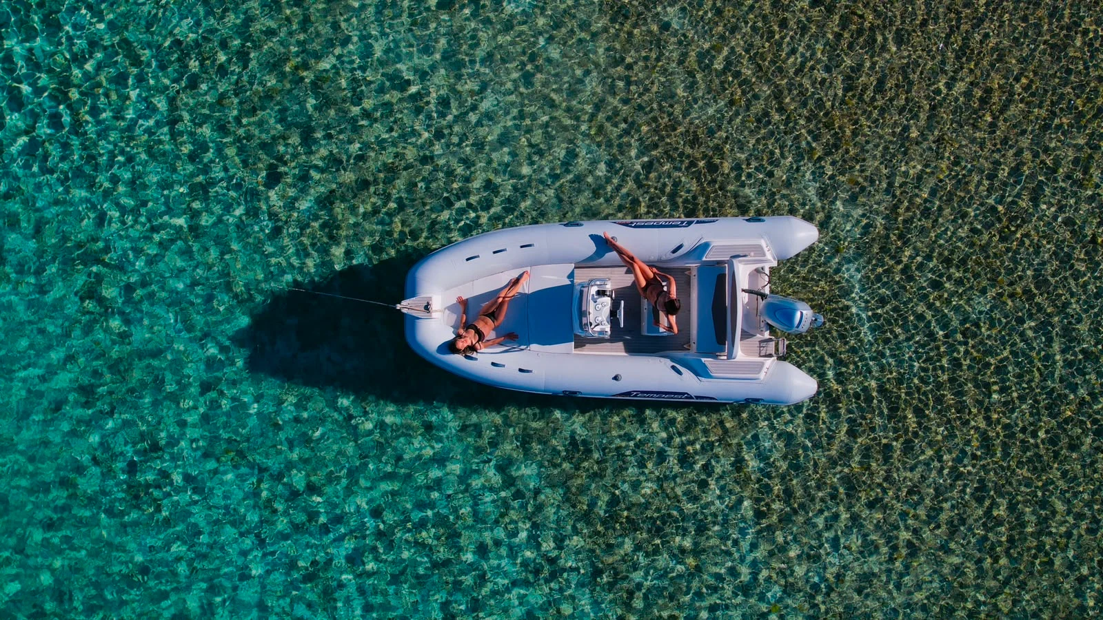 Vista aerea dall'alto del gommone Capelli Tempest 570 sulle acque turchesi e cristalline di La Maddalena