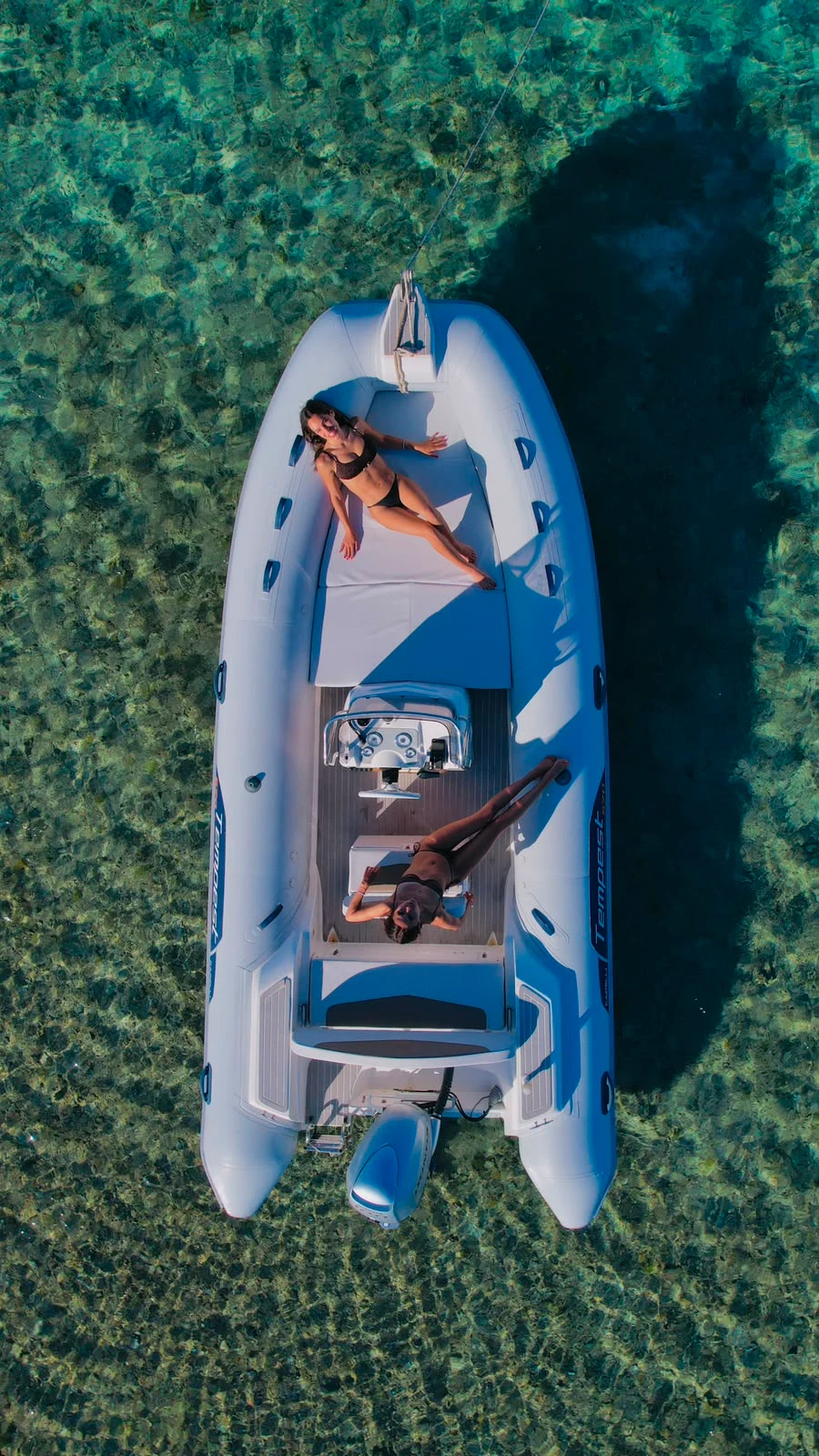 Prendisole del gommone Capelli Tempest 570 visto dall'alto sull'acqua turchese