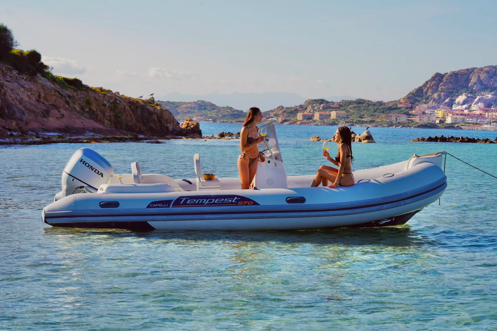 Gommone Capelli Tempest 570 con motore Honda alla fonda nell'arcipelago di La Maddalena