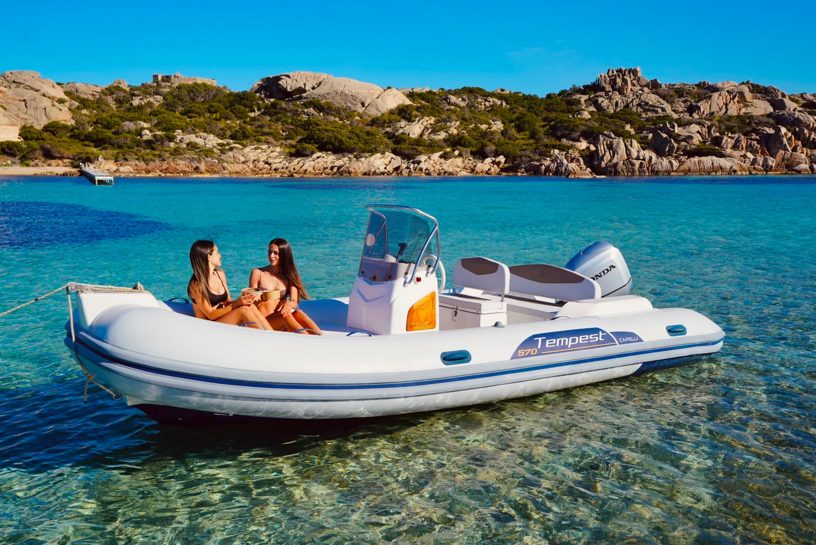 Gommone Capelli Tempest 570 alla fonda in una cala turchese di La Maddalena